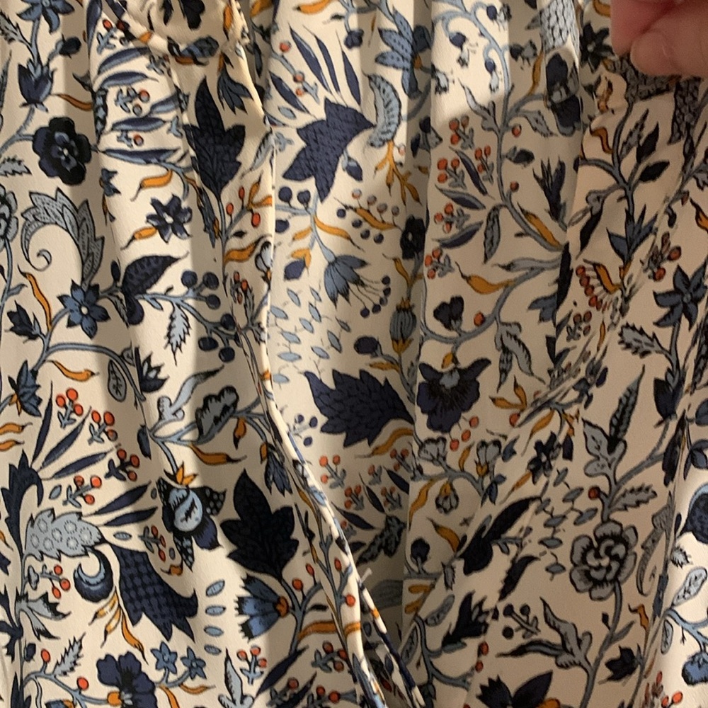 💙Beautiful Flower Print Blouse💙 - Picture 4 of 9